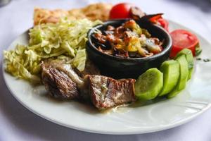 carne en una olla foto