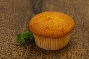 muffin dulce y sabroso servido con menta foto