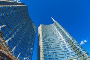 milán, italia, 2017 - detalle de la torre unicredit en milán. torre fue inaugurada en 2012 y con 231 metros, es el edificio más alto de italia foto