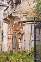 edificios abandonados y vegetación silvestre en la ciudad turística fantasma de varosha famagusta, chipre foto