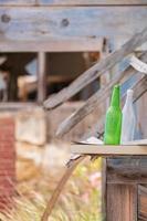 dos botellas en el patio de un edificio abandonado en la ciudad turística fantasma de varosha famagusta, chipre foto