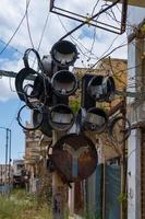 Luces de la calle abandonadas y letrero de la calle en las calles desiertas en la ciudad turística fantasma de varosha famagusta, chipre foto