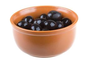 aceitunas negras regadas con aceite de oliva en un recipiente aislado en un fondo blanco foto