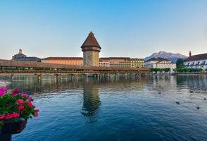 vista panorámica del centro histórico de la ciudad de lucerna con su famoso puente de la capilla y el lago lucerna con mt. pilatus en el fondo foto