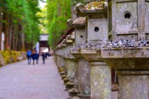 vista de la antigua lámpara de piedra al lado del santuario toshogu, nikko foto