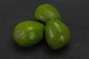 aguacate dietético verde maduro - superalimento foto