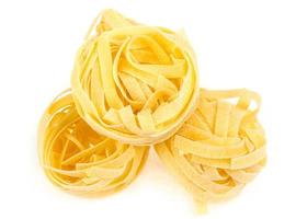 Nido fettuccine pasta italiana aislado sobre fondo blanco. foto