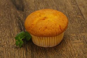 muffin dulce y sabroso servido con menta foto