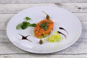 tartar con salmón y aguacate foto