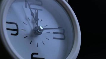 Reloj despertador retro blanco que muestra la hora cerca de la medianoche. video