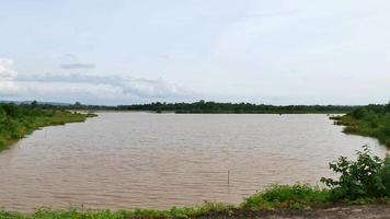 floden sakon nakhon stad vid soluppgången, thailand video