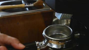 fare l'espresso con la pressatura del caffè in polvere video