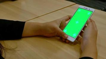 close-up hand vrouw die telefoon gebruikt om online te winkelen en creditcardbetalingen te gebruiken met groen scherm video