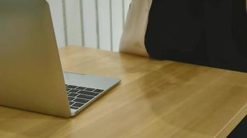 Businesswoman sit and Place noodles on desk in office. video