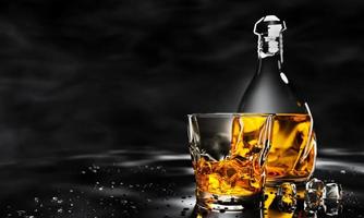 brandy o whisky en vaso transparente con cubitos de hielo. bebidas alcohólicas colocadas sobre una mesa brillante con gotas de agua. concepto de alcohol en bar o foto de estudio. representación 3d