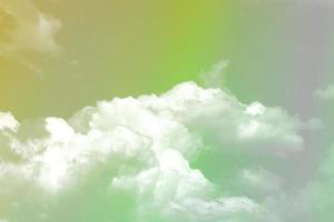 belleza dulce verde pastel naranja colorido con nubes esponjosas en el cielo. imagen de arco iris de varios colores. fantasía abstracta luz creciente foto