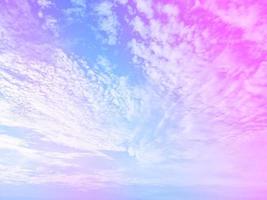 belleza dulce rosa púrpura colorido con nubes esponjosas en el cielo. imagen de arco iris de varios colores. fantasía abstracta luz creciente foto