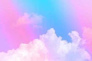 belleza dulce rosa pastel azul colorido con nubes esponjosas en el cielo. imagen de arco iris de varios colores. fantasía abstracta luz creciente foto