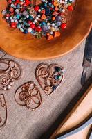 herramientas de trabajo de alambre de cobre hechas a mano sobre la mesa con accesorios. concepto de arte de personas de artesanía foto