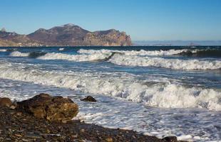 olas con espuma blanca en el hermoso paisaje de Crimea. foto