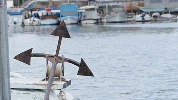 grande ancre sur un bateau et la mer video