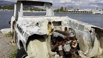 carro de sucata abandonado à beira-mar video