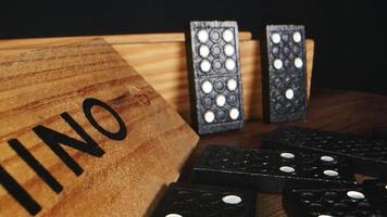 Domino-Spielsteine und Box