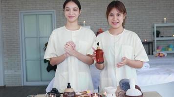 el personal de servicio femenino asiático joven recomienda los servicios de fisioterapia a los clientes en los salones de belleza del spa video