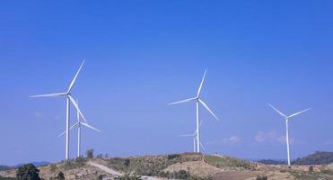 Granja de energía y energía eólica marina con muchas turbinas eólicas en la montaña foto