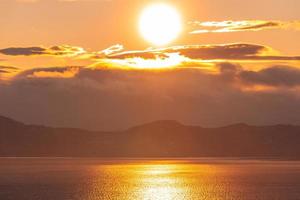 paisaje marino con una hermosa puesta de sol sobre el mar foto