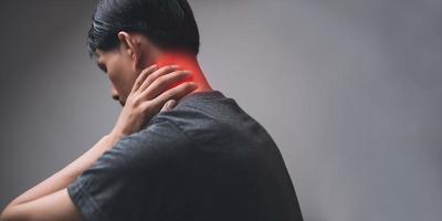 paciente masculino con dolor en el cuello, hueso, tendón, dolor, lesión según principios médicos. foto
