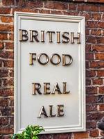 hdr comida británica real ale firmar en el pub foto