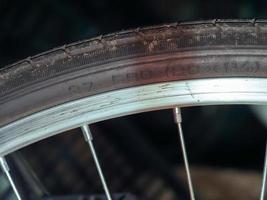 marcas de tamaño en el neumático de la bicicleta foto