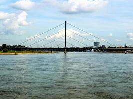 hdr río rhein en duesseldorf, alemania foto