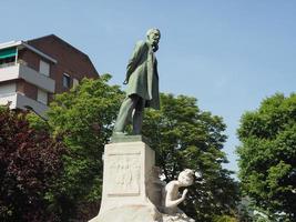 monumento a galileo ferraris en turín foto