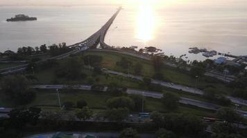 vista aérea mirar hacia abajo el tráfico de automóviles en la autopista connect pennag bridge video