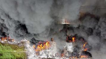 flamme de feu près de l'usine industrielle video