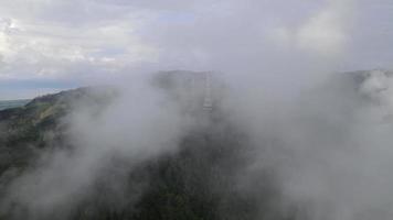 vue aérienne voler au-dessus des nuages bas vers la tour de télécommunication video