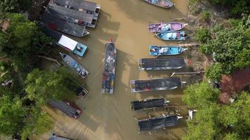 vista aérea mirar hacia abajo barco moverse en el río video