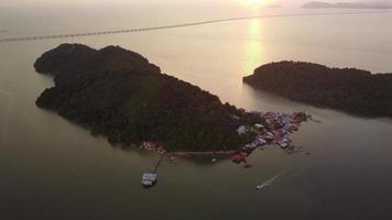 vista aerea una barca si muove a Pulau Aman nell'ora del tramonto video