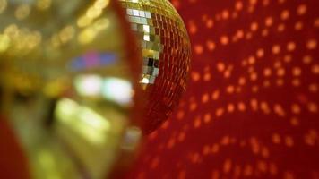 gouden wereldbol met reflectie van licht video