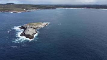 vues aériennes de l'île au large de la baie de brema video