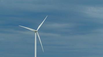turbina eólica gera energia renovável em um parque eólico em um dia ensolarado.