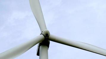 éolienne génère de l'énergie renouvelable dans un parc éolien par une journée ensoleillée. video