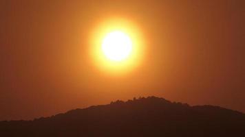 timelapse av dramatisk soluppgång med orange himmel i en solig dag. video