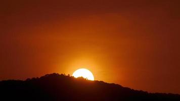 timelapse van dramatische zonsondergang met oranje lucht in een zonnige dag. video