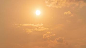 timelapse del espectacular amanecer con cielo naranja en un día soleado. video