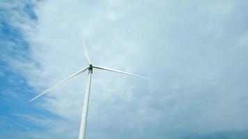 turbina eólica gera energia renovável em um parque eólico em um dia ensolarado.