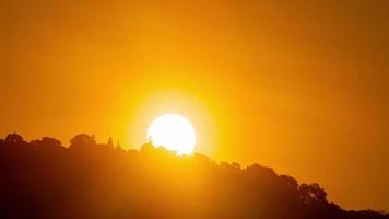 lapso de tiempo de la majestuosa puesta de sol o amanecer paisaje hermosa nube y cielo naturaleza paisaje scence. Imágenes de 4k. video