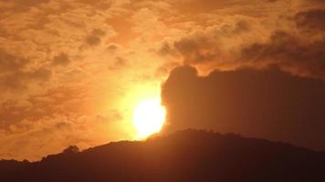 timelapse de espectacular puesta de sol con cielo naranja en un día soleado. video